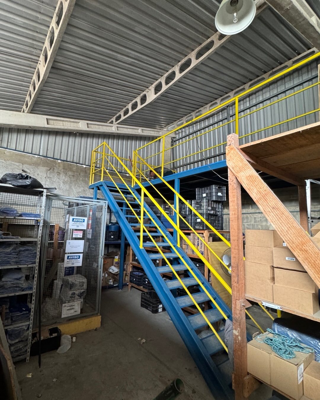 Mezanino e escada metálica industrial
