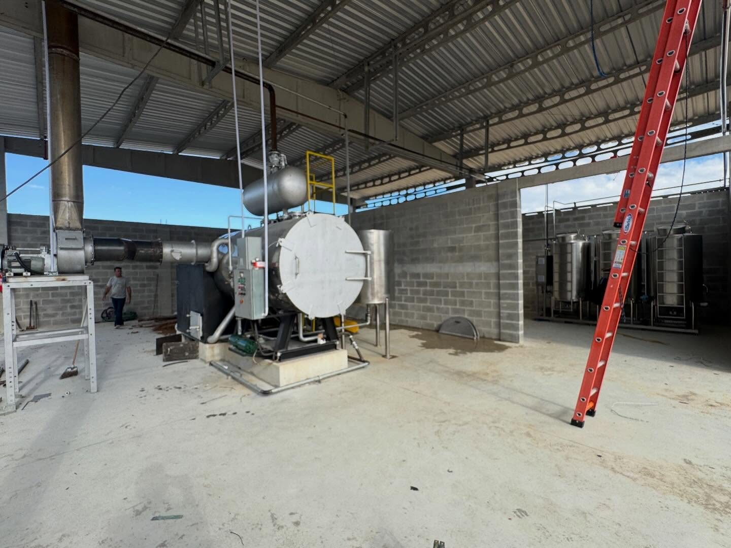 Área industrial com equipamento montado