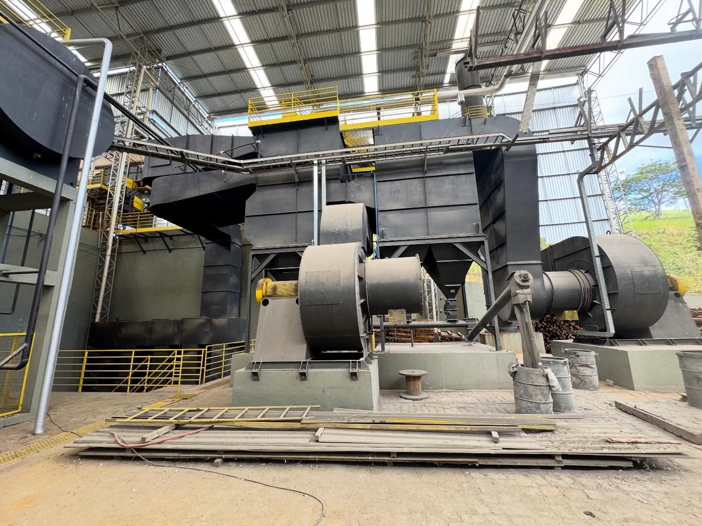 Equipamento industrial com estrutura de acesso