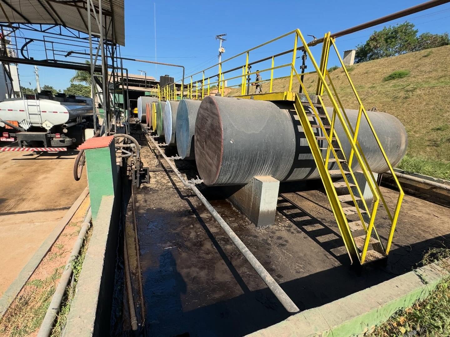Tanque industrial com passarela