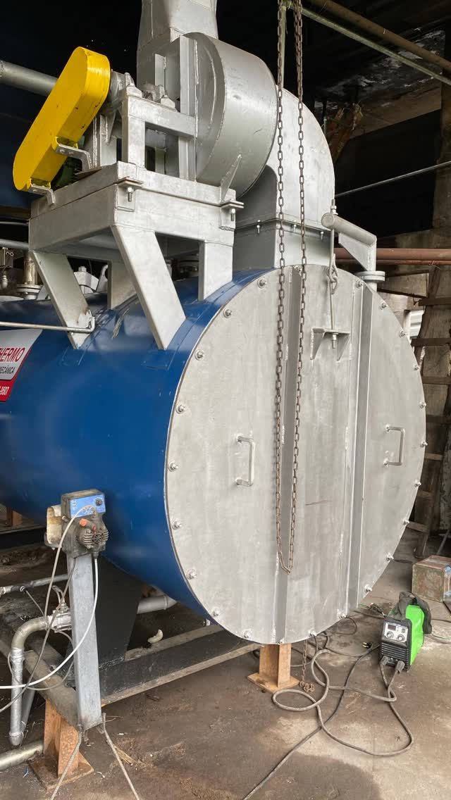 Caldeira industrial em manutenção