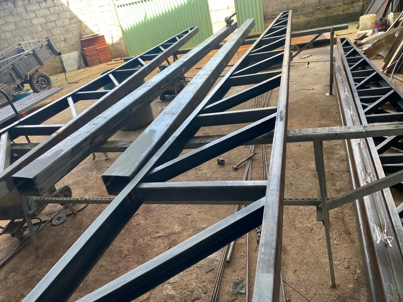 Fabricação de estrutura metálica com fixação em parafusos